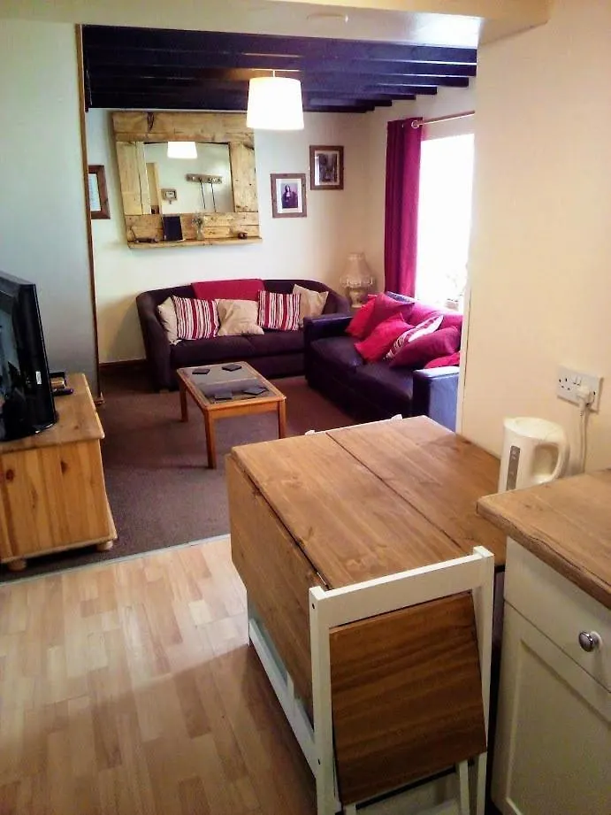 Awd Tuts 17Th Century Cottage By The Harbour Whitby 0*,