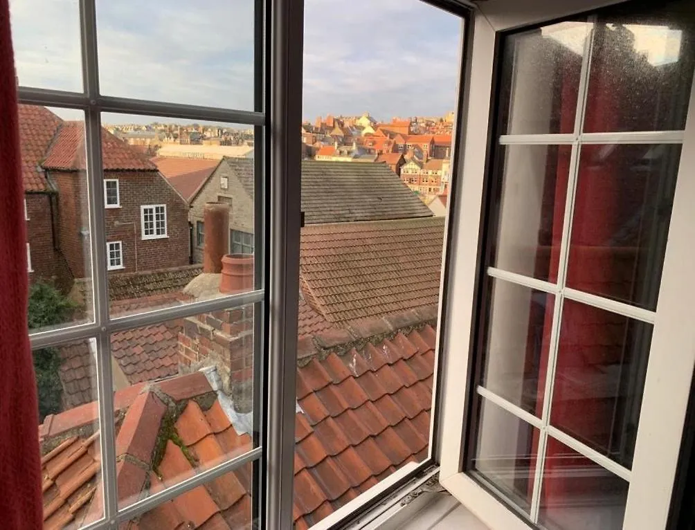 Awd Tuts 17Th Century Cottage By The Harbour Whitby 0*,