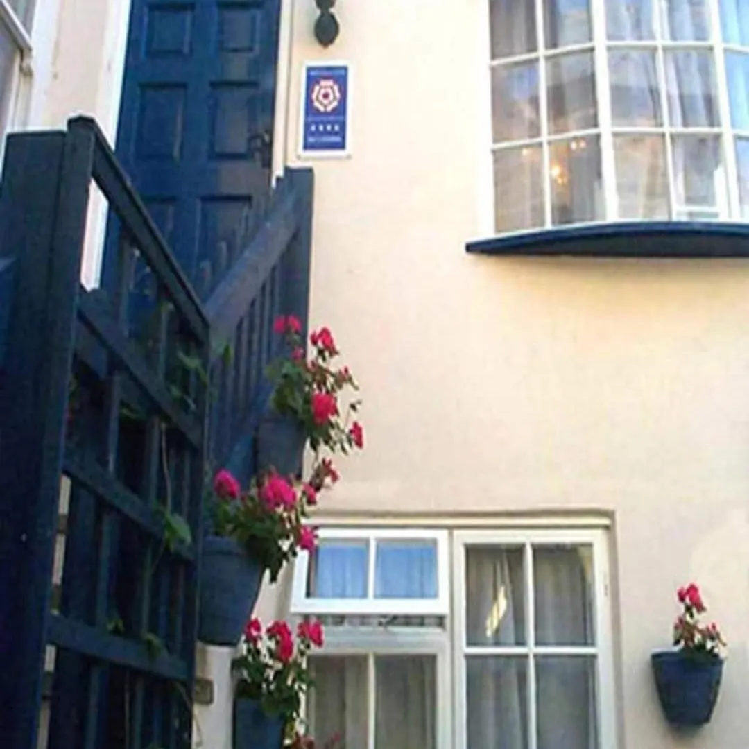 Awd Tuts 17Th Century Cottage By The Harbour Whitby